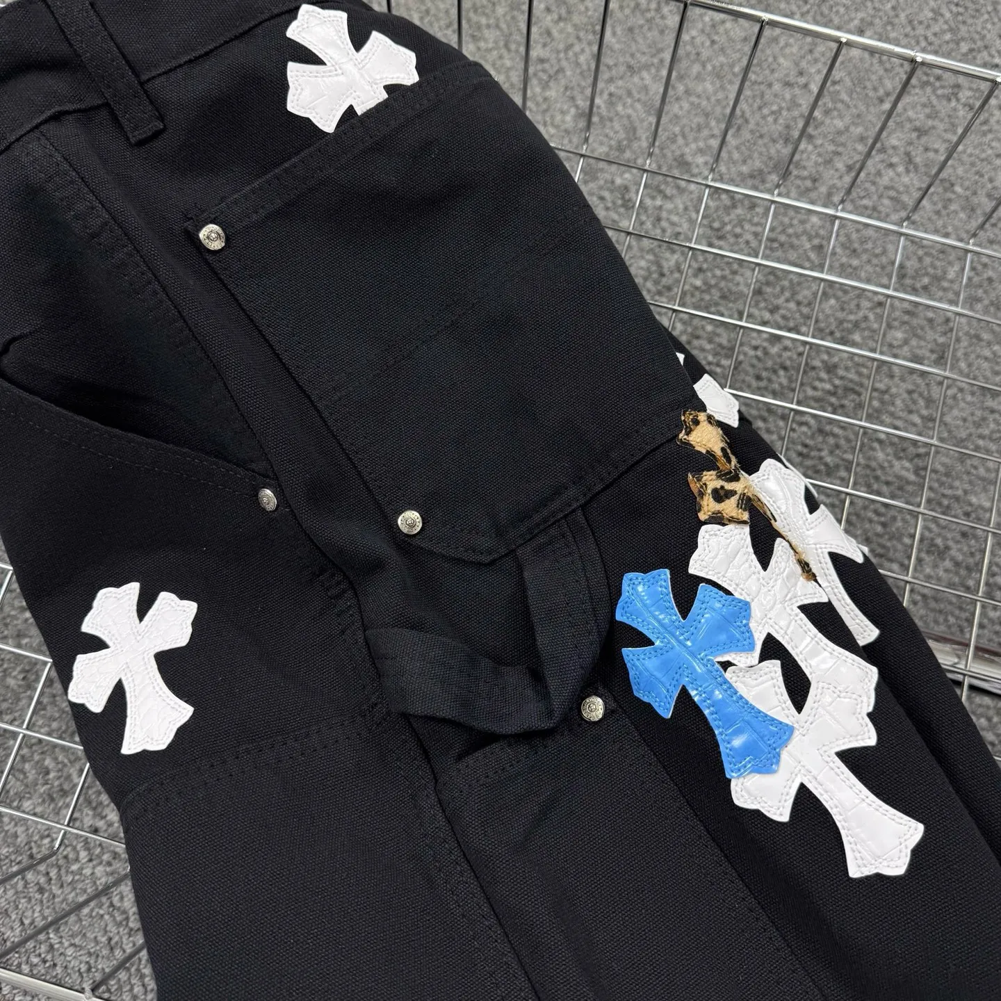 P290 model number: H860 chrome hearts Top Cow King F&F Limited to relatives and friends 1of1 Carhartt base version Jeans Three-dimensional version Loose and comfortable, not picky about body shape Look taller and slimmer Factory Seiko Original quality control Same style for men and women Can be matched with couples Versatile recommendation Must-have jeans for all seasons Hipsters have been disappointed From the quality selection of fabrics, the tailoring of details, and the matching of patterns are impeccable! The upper body is so handsome when worn...it can be easily worn by men, women and children! The craftsmanship is made of heavy-duty washed pure cotton denim fabric. After washing, it is soft and thick and looks very stylish when worn. Size: 28, 30, 32, 34, 36 (S-XXL) Color: black